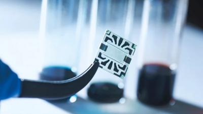 MIT team's flexible, transparent solar cell with graphene electrodes image
